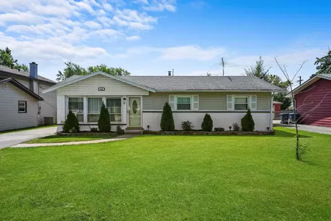 558 Old Indian Trl, Aurora, IL 60506