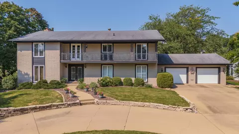 40 Country Club Pl, Bloomington, IL 61701