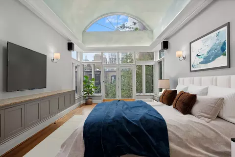 Bedroom - 52 E Cedar St, Chicago, IL 60611 photo 2 of 5