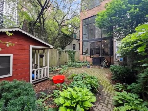 Exterior - 52 E Cedar St, Chicago, IL 60611 photo 3 of 5