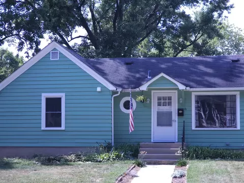 16 E Lincoln Ave, East Dundee, IL 60118