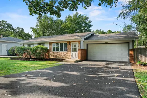 1914 W Oakleaf Dr, Mchenry, IL 60050