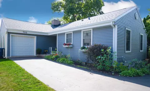 701 Byron Ct, Deerfield, IL 60015