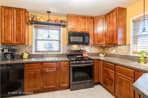 Kitchen - 1040 S Wolf Rd, Des Plaines, IL 60016 photo 2 of 2
