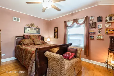 Bedroom - 1040 S Wolf Rd, Des Plaines, IL 60016 photo 1 of 2