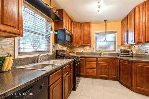 Kitchen - 1040 S Wolf Rd, Des Plaines, IL 60016 photo 1 of 2