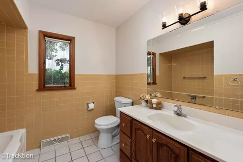 Bath - 1055 Reckinger Rd, Aurora, IL 60505 photo 1 of 2