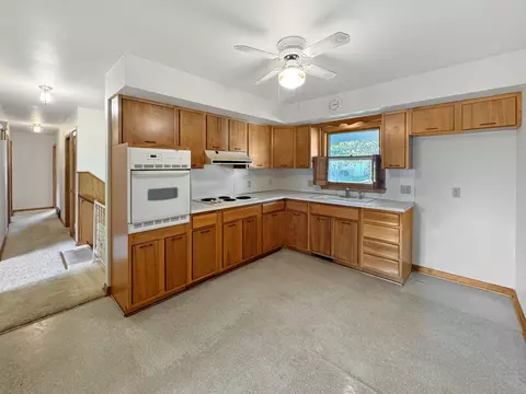 1932 W Laurel St, Freeport, IL 61032 photo 3