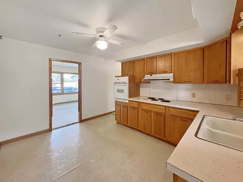 1932 W Laurel St, Freeport, IL 61032 photo 4