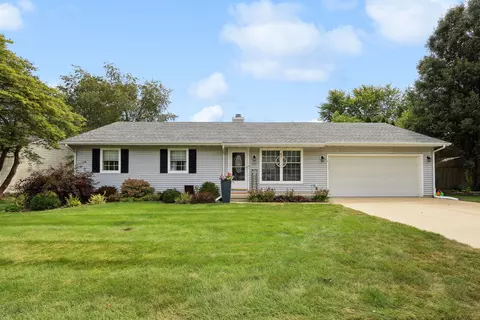 402 Crestwood Dr, Saint Joseph, IL 61873