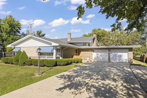 7 S125 Wild Cherry Rd, Naperville, IL 60540
