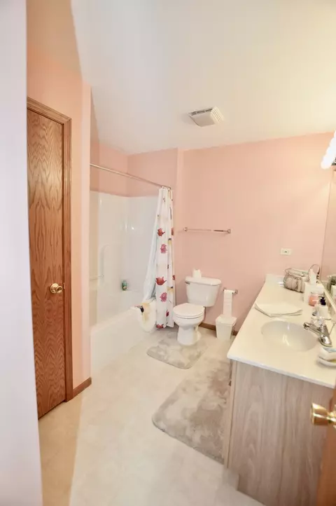 Bath - 5708 Fieldstone Trl, Mchenry, IL 60050 photo 2 of 3