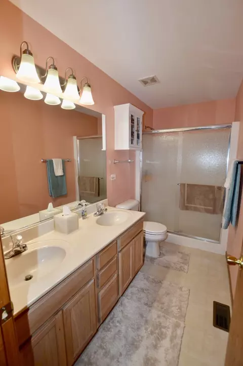 Bath - 5708 Fieldstone Trl, Mchenry, IL 60050 photo 1 of 3
