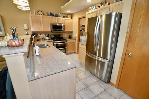 Kitchen - 5708 Fieldstone Trl, Mchenry, IL 60050 photo 3 of 3