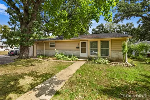 173 Sioux Ave, Carpentersville, IL 60110
