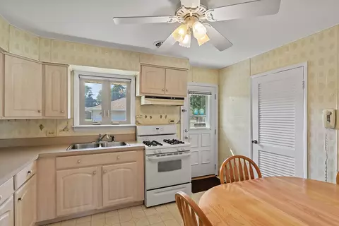 Kitchen - 2734 Joseph Ave, Des Plaines, IL 60018 photo 1 of 2