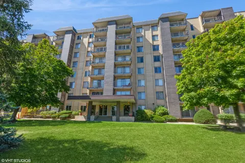5400 Walnut Ave #814, Downers Grove, IL 60515