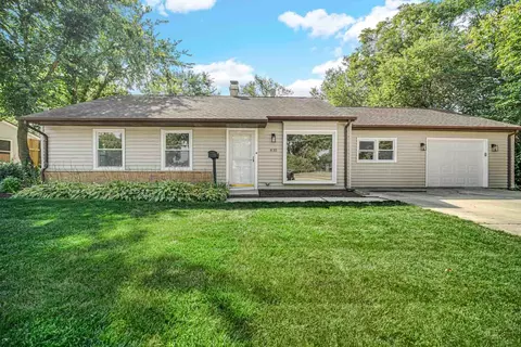 835 Parkside Cir, Streamwood, IL 60107