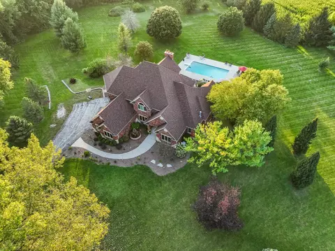 27 Settlers Ln, Oswego, IL 60543