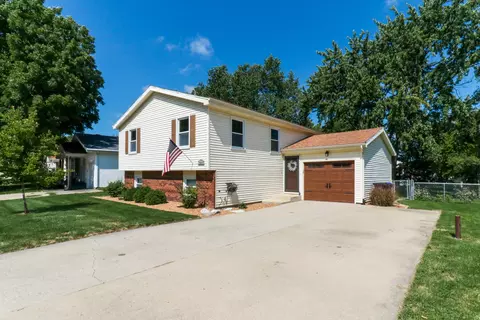 1518 Hershey Rd, Bloomington, IL 61704