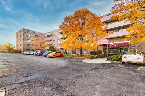 1460 Fairlane Dr #203, Schaumburg, IL 60193