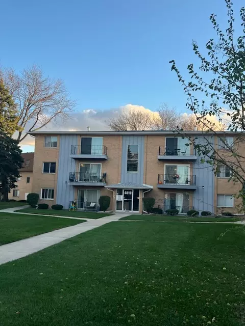 4819 W 109th St #301, Oak Lawn, IL 60453