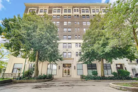 1205 W Sherwin Ave #806, Chicago, IL 60626