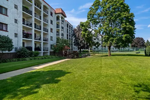 375 Plum Creek Dr #405, Wheeling, IL 60090