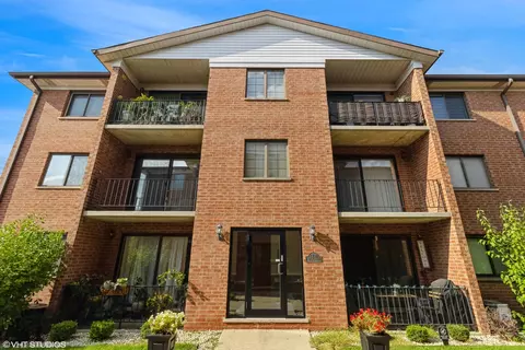 8430 W Catalpa Ave #602, Chicago, IL 60656