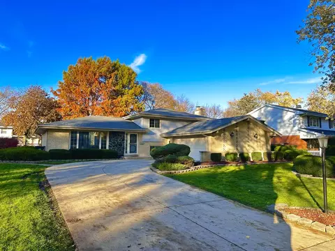 18 W160 73rd St, Darien, IL 60561
