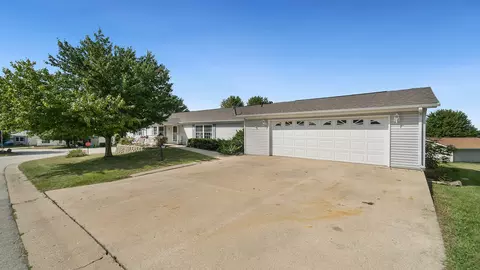 8420 Willowtree Dr, Machesney Park, IL 61115