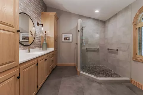 Bath - 2803 Capen Dr, Bloomington, IL 61704 photo 2 of 4