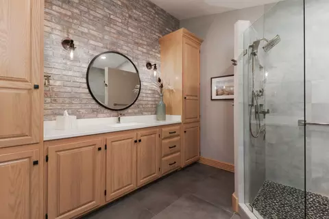 Bath - 2803 Capen Dr, Bloomington, IL 61704 photo 3 of 4