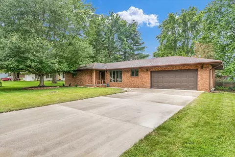 708 Hillside Dr, Monticello, IL 61856