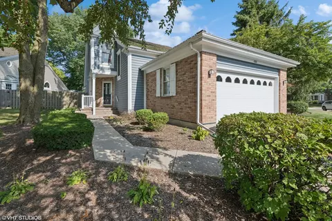 430 Park Barrington Dr, Barrington, IL 60010