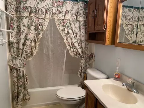 Bath - 1110 Prospect Ave, Peru, IL 61354 photo 1 of 1