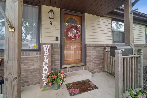 9 Brookwood Dr, Normal, IL 61761 photo 2