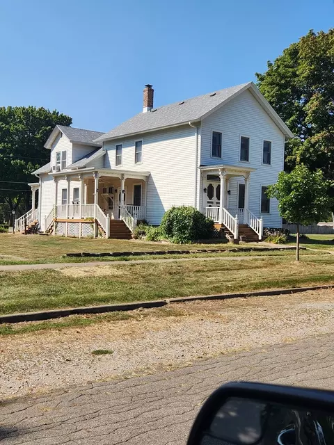 327 N Pine St, Momence, IL 60954