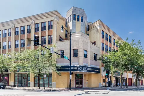 1645 W School St #218, Chicago, IL 60657