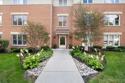 10 Ford St #301, Geneva, IL 60134