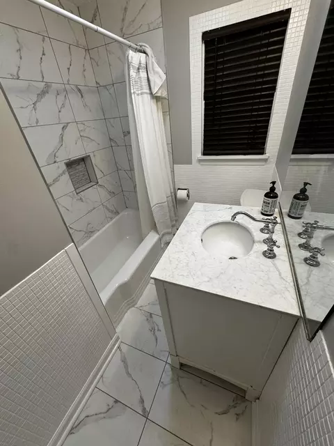 Bath - 1107 Campbell Ave, Wheaton, IL 60189 photo 1 of 1