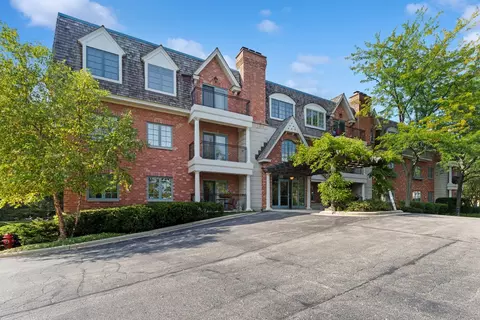 151 E Laurel Ave #206, Lake Forest, IL 60045