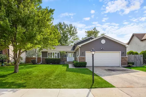 219 Plymouth Dr, Streamwood, IL 60107