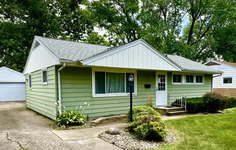 805 S Emerson St, Monticello, IL 61856