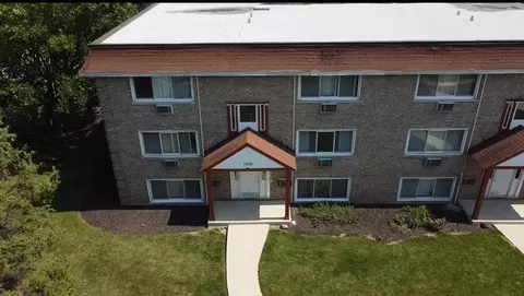 1000 W 18th St #1S, Broadview, IL 60155