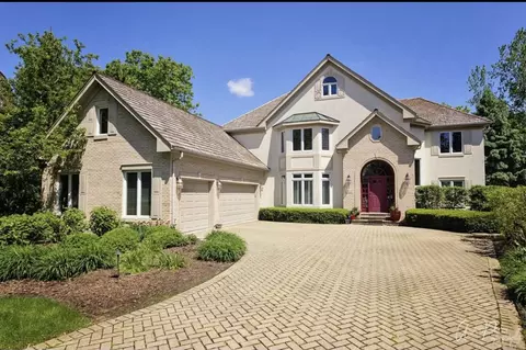 28560 N Sky Crest Dr, Mundelein, IL 60060