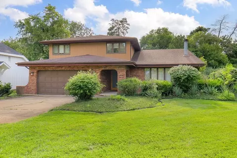 1000 Woodview Rd, Burr Ridge, IL 60527