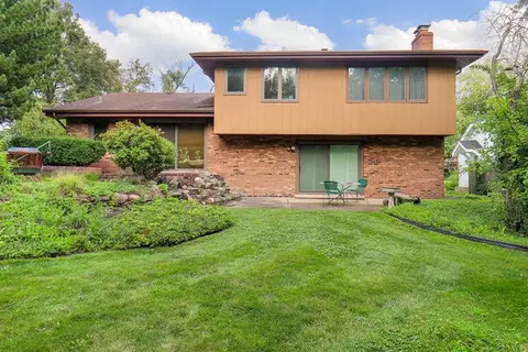 Exterior - 1000 Woodview Rd, Burr Ridge, IL 60527 photo 4 of 7