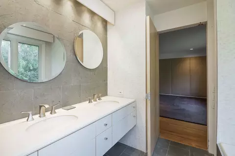 Bath - 1000 Woodview Rd, Burr Ridge, IL 60527 photo 2 of 4