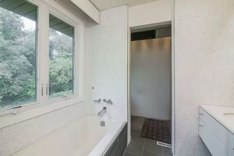 Bath - 1000 Woodview Rd, Burr Ridge, IL 60527 photo 3 of 4
